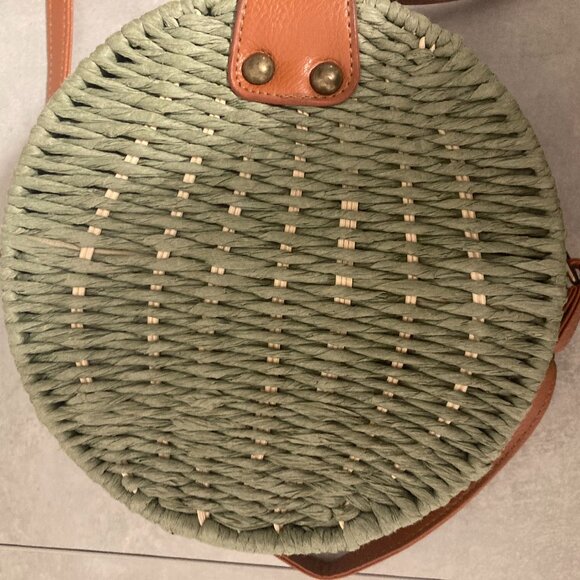 Green Wicker Lined Cross-body Handbag - EUC - Picture 2 of 9